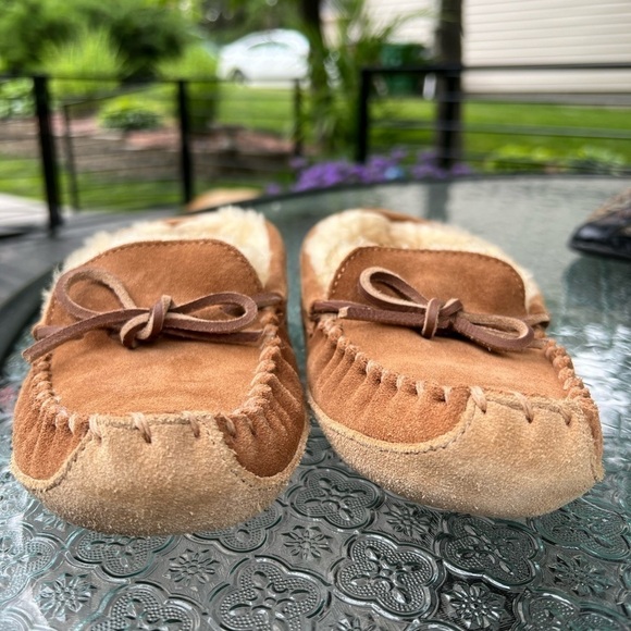 L.L. Bean NWOT kids Sherpa lined leather slippers 4 - Picture 2 of 5